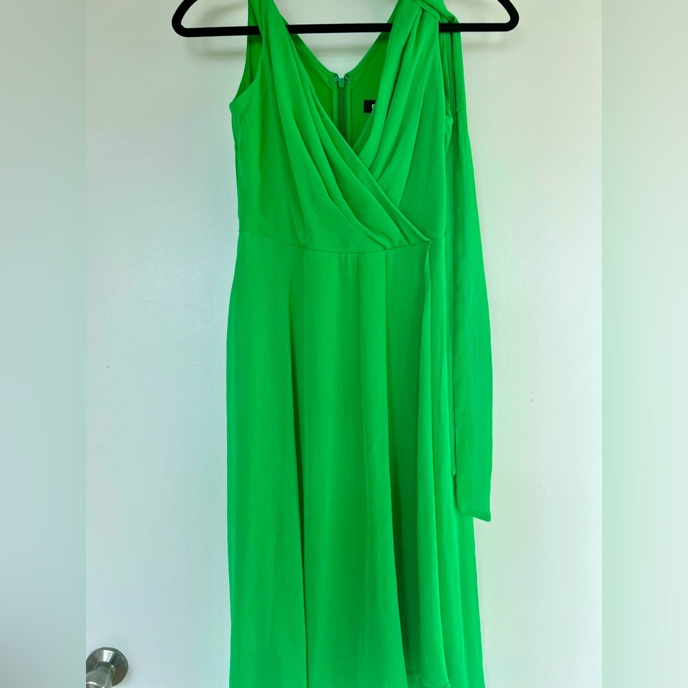 DKNY bright green flowy light weight dress! NWOT. W belt.